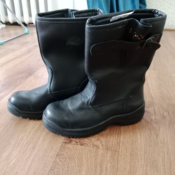 Продам новые сапоги 42р