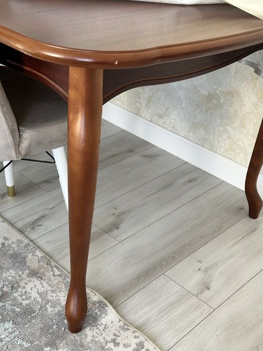 Продам стол в отличном состояний