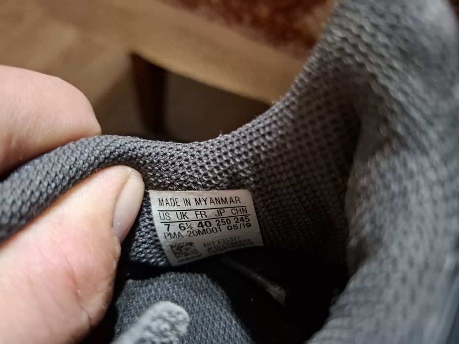 Продавам футболни обувки adidas.