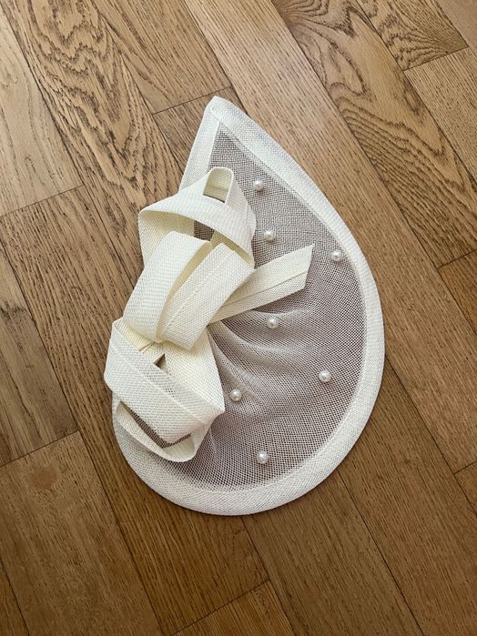 Voaleta - palarie crem cu perle