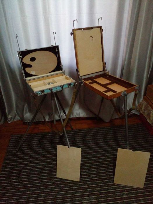 этюдники размеры  40+28+8  и  34+23+8   есть кисточки.