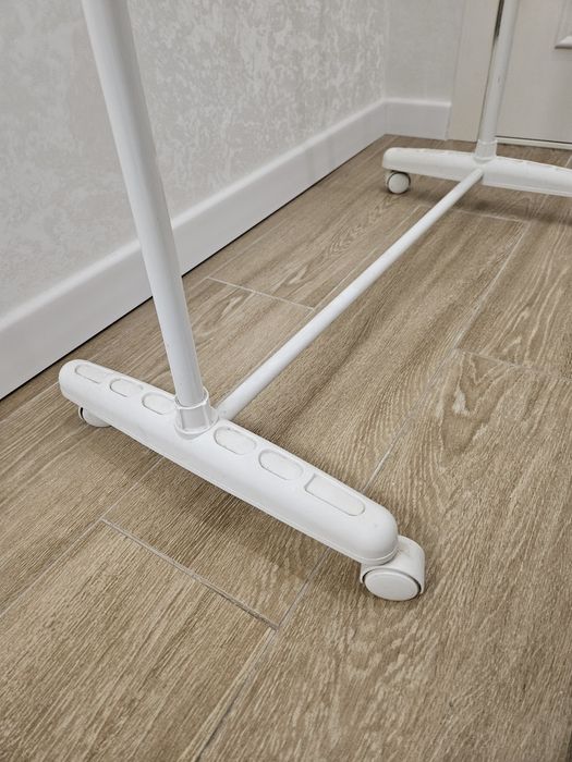 Продам напольную вешалку для одежды