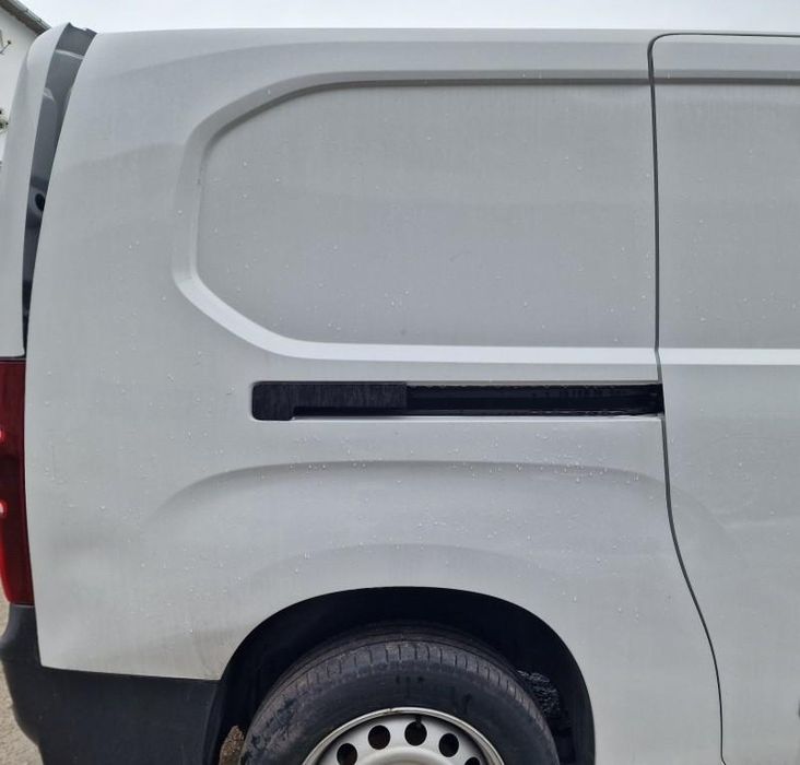 Sina usa culisanta Opel Combo E
