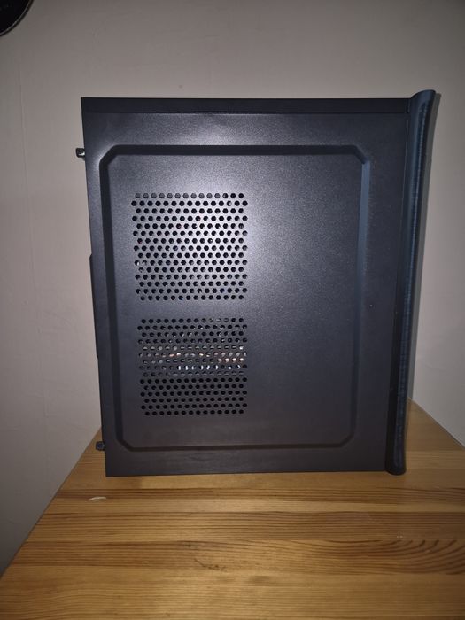 Геймърски компютър / GTX 1660 / I3 13100F / 16GB Ram 3200mhz + Мишка, Пад и Слушалки