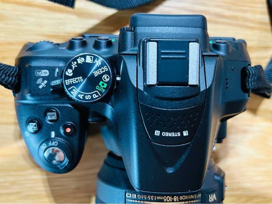 Aparat foto Nikon D5300 cu obiectivul kit 18-55mm.