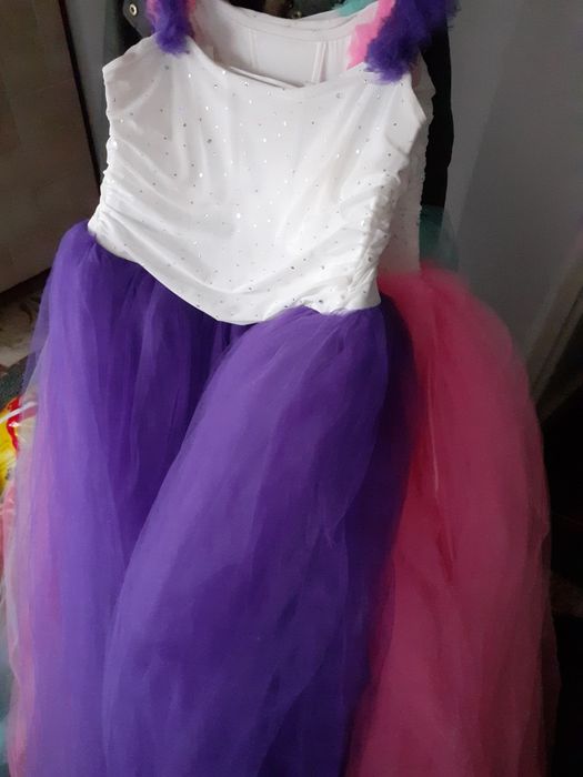 Vand 3 rochite superbe, identice, doar culoarea difera