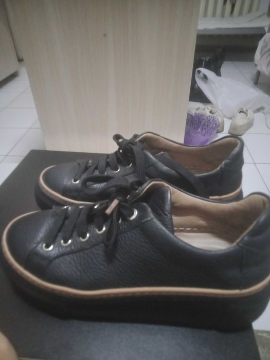 Женские кроссовки