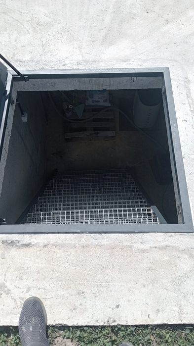 Executam scări si capace de beci.