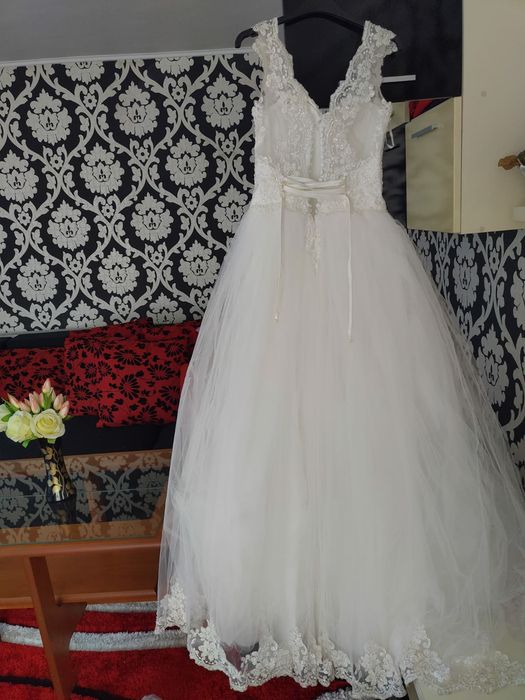 Vând rochie de mireasă, cu pelerină și voal