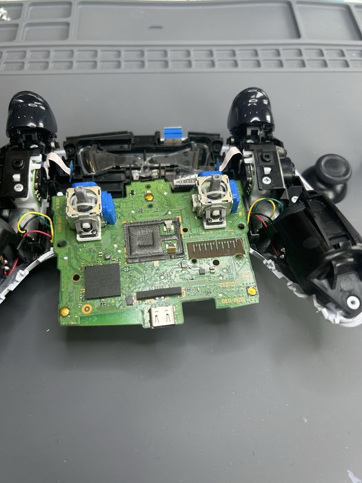 Модифициран Dualsense контролер за пс5