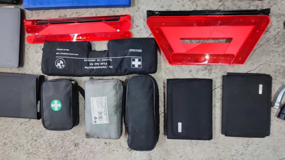 Авариен комплект крик триъгълник аптечка  ключ Audi A5 A4 A6 Mercedes