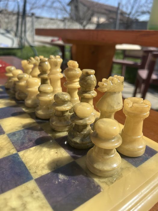 Шахматна дъска и фигури от мрамор