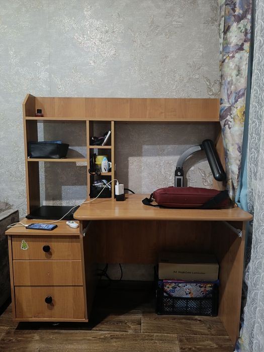 Продам недорого письменный стол