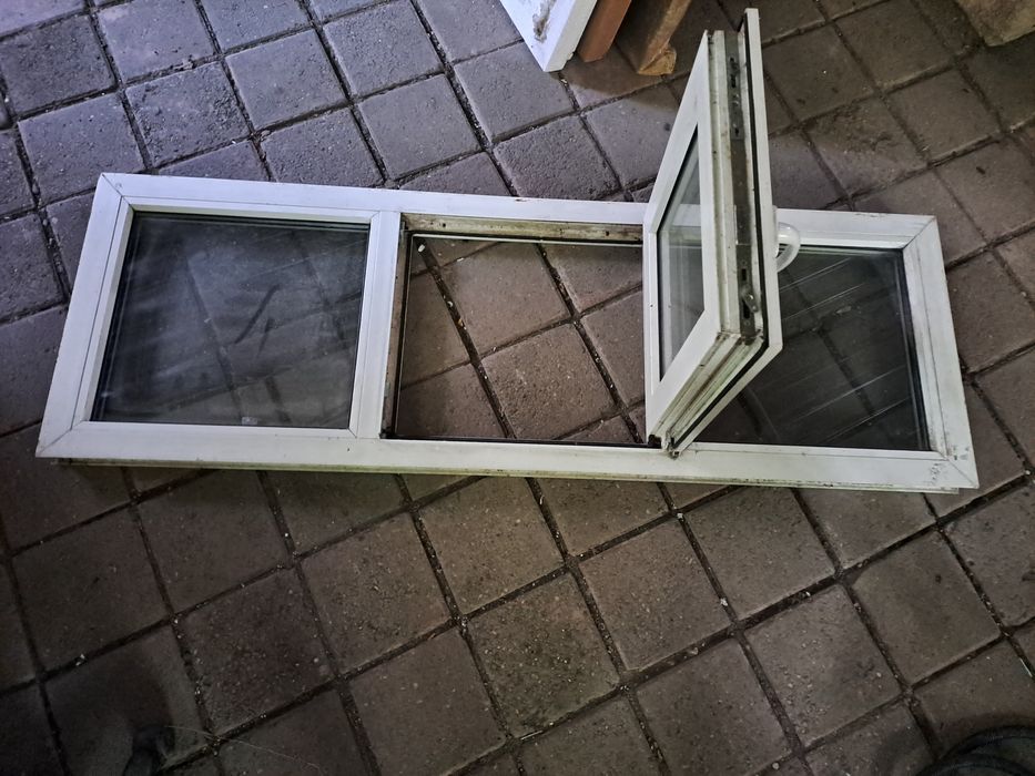 Vand un geam termopan 158x52.5 cm.