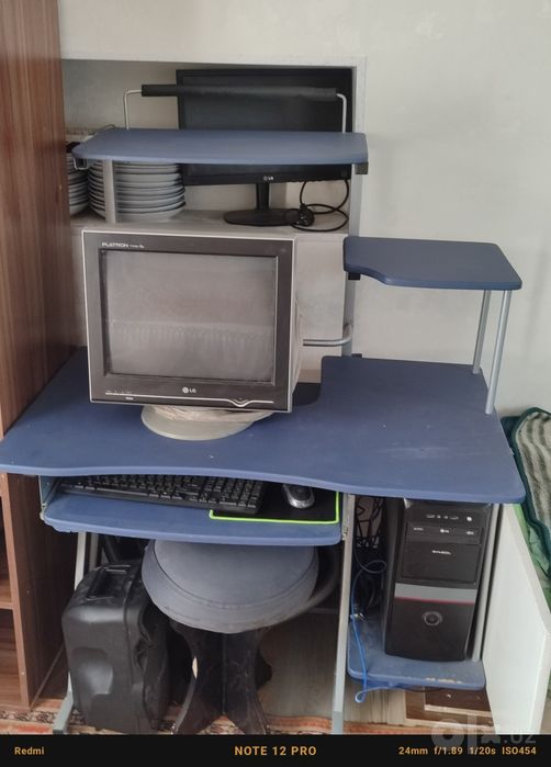 Kompyuter sotiladi stol bilan