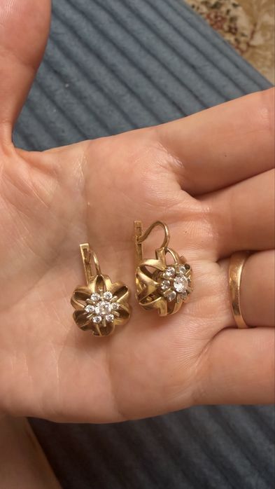 Продам золотые серьги