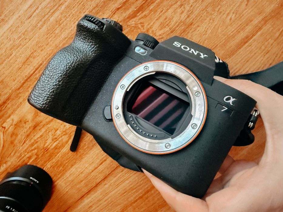 Продавам фотоапарат Sony A7IV и обективи