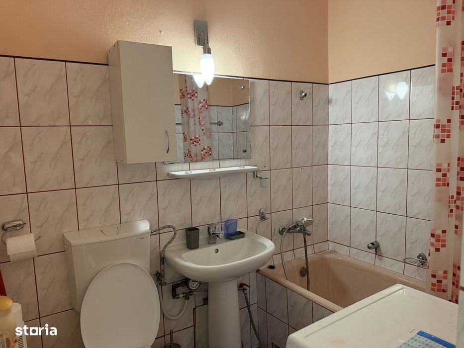 garsoniera bd victoriei sub arini  et 2 aproape de facultate