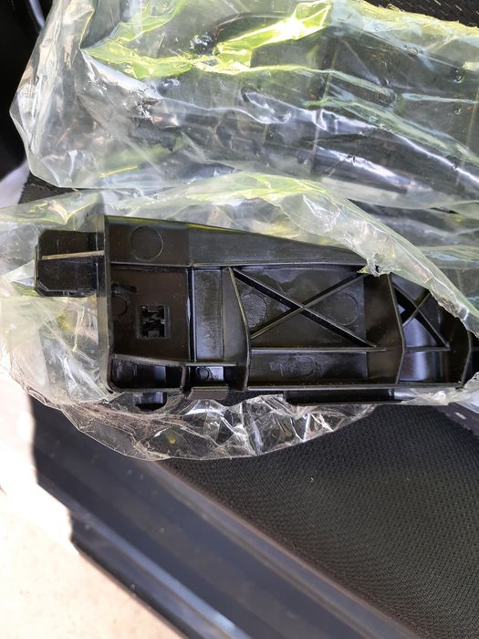 Водачи за предна броня тойота авенсис