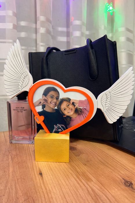 Декоративна рамка със сърце и крила