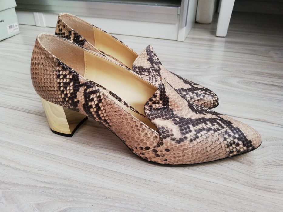 Чисто нови елегантни обувки Bata,змийски мотив и златен ток