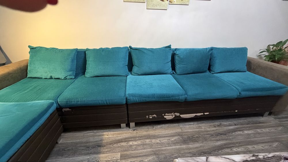 Диван състоящ се от три модула - троен и двоен диван + табуретка