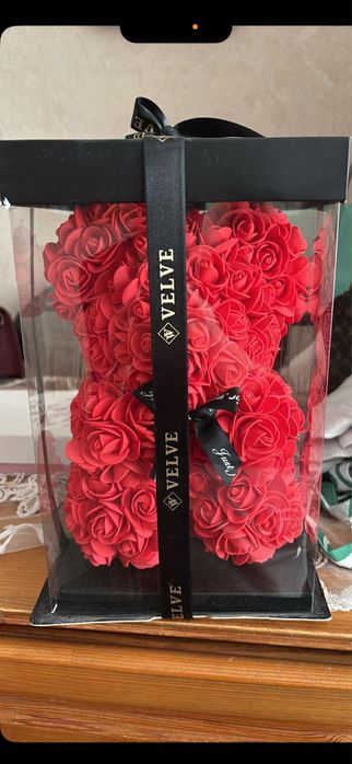 Мече в кутия с рози