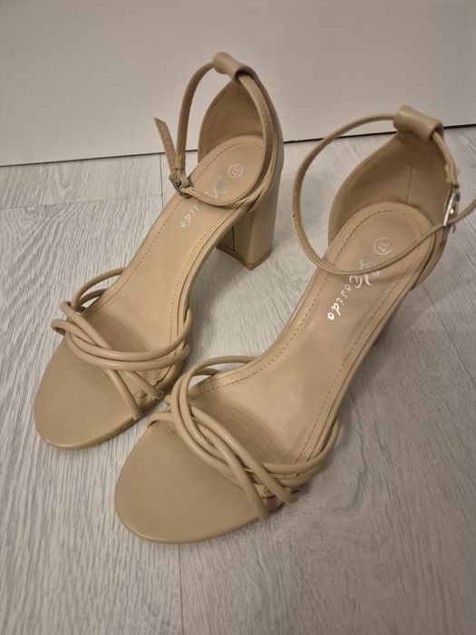 Sandale cu toc,mărimea 37