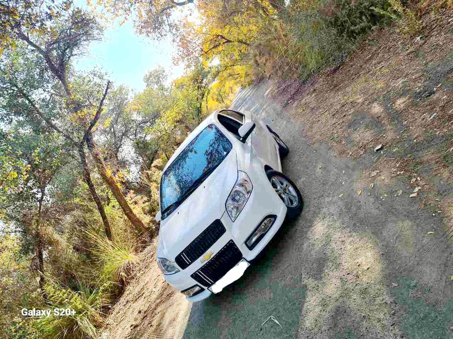 Nexia 3 sotiladi toza