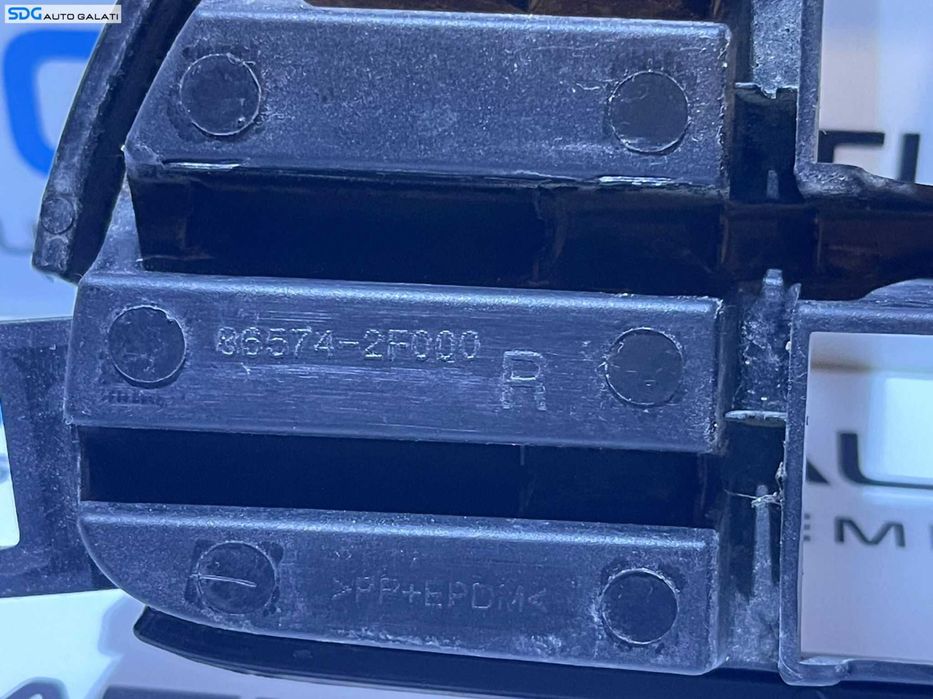 Ornament Grila Inferioara Dreapta de pe Bara Spoiler Fata Kia Cerato 2003 - 2008 Cod 86547-2F000 [V0242]