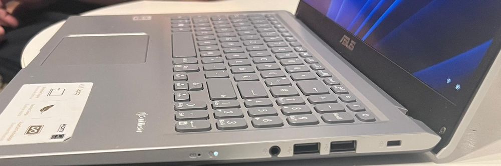 Vând ASUS vivobook.