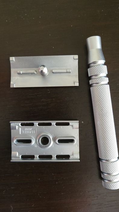 Aparat de ras  clasic, Feather AS-D2, stare excelenta, ca nou.