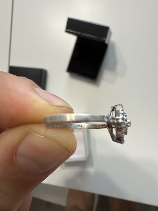 Vand inel cu diamante pretioase dama