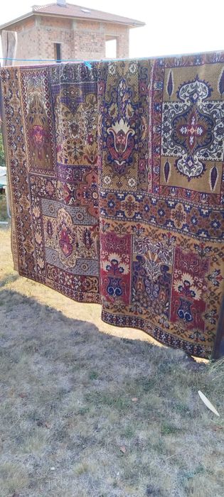 Продава се тип персйски килим размери245 на390см.цена600лв
