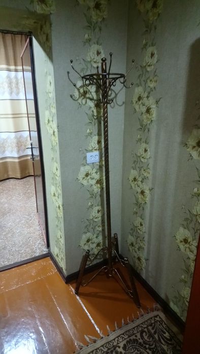 Продаётся напольная Вешалка ,качество отличное ,покрашено под старину