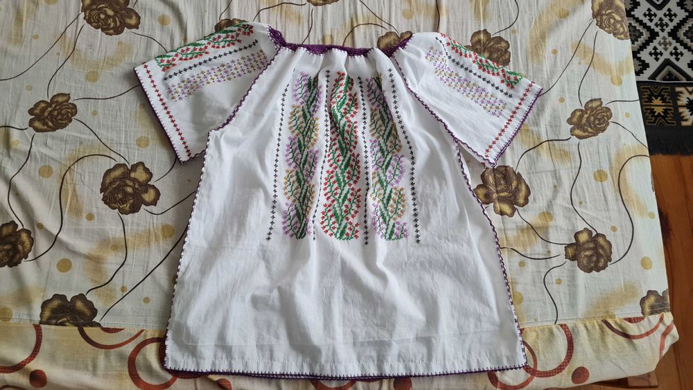 Ie tradițională cu mărgele cusută manual