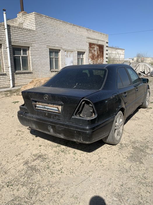 Продам по запчастям мерс 202