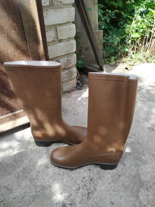 Сапоги резиновые новые.