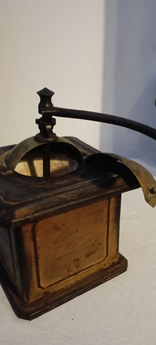 Râșniță de cafea antică.