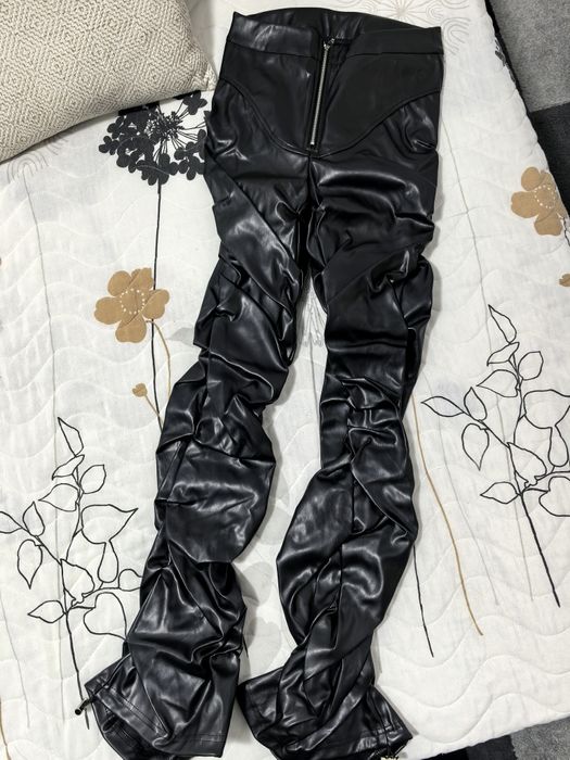 Vând pantaloni imitație de piele