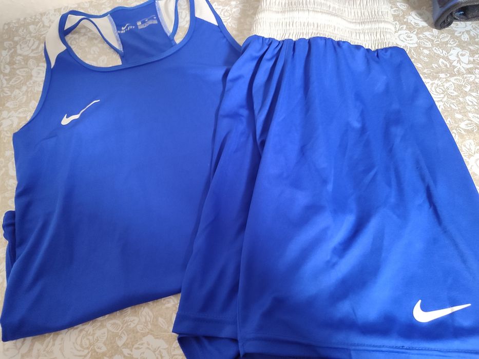 Боксерские перчатки шлем, и форма.