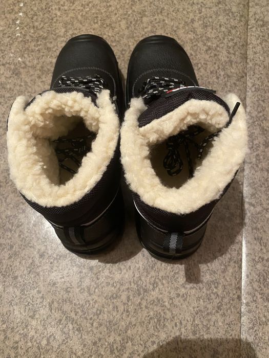 Продам зимние спецботинки новые.
