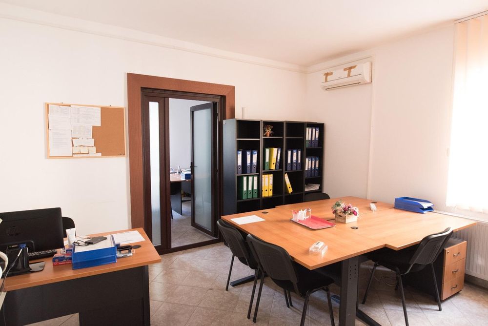 Dau in chirie apartament  la casa doua  camere plus una mica baie debara mobilat pt. birouri,curte acces auto,,ultracentral.