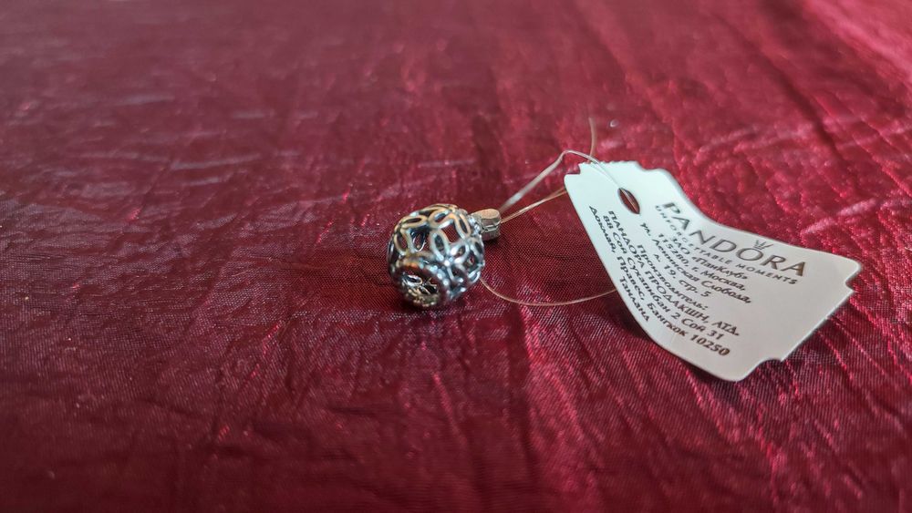 Продам оригинальный серебряный шарм Pandora