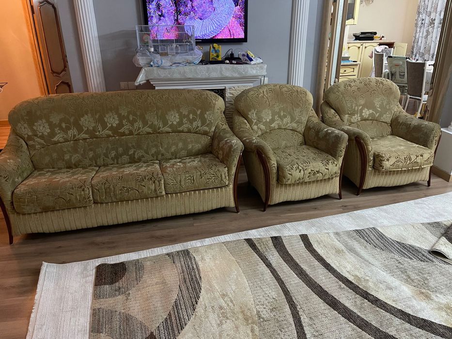 Продам диван с 2 креслами