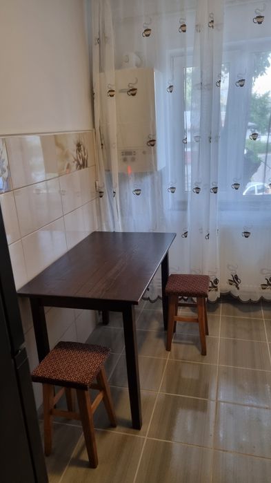 Apartament cu 2 camere de inchiriat ,etaj 1  zona sud, unitatea militara