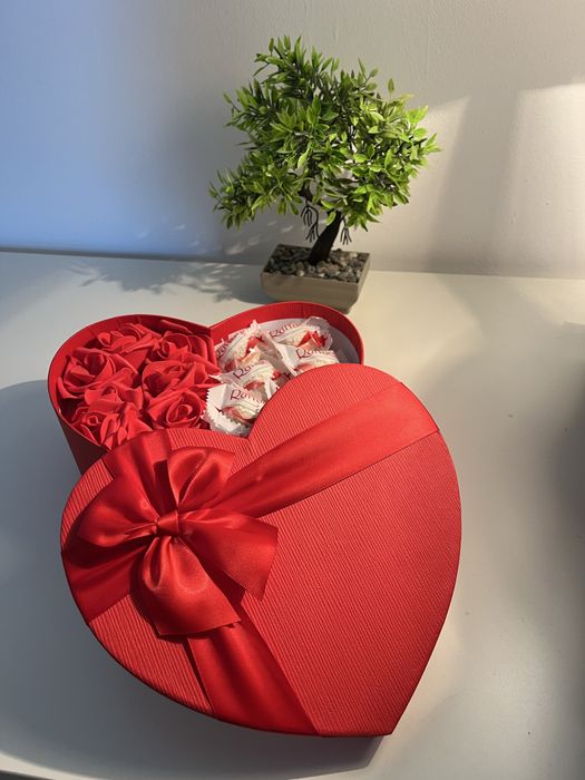 Подаръчна кутия с вечни рози и бонбони