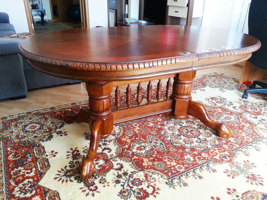 Большой деревянный стол