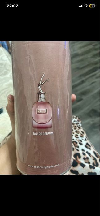 Parfum scandal femeii