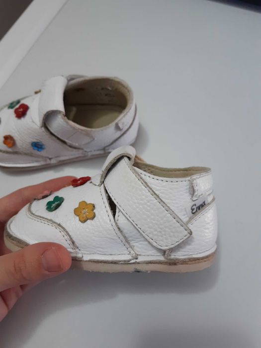 Papucei fetita tip barefoot pe glezna pentru primii pasi